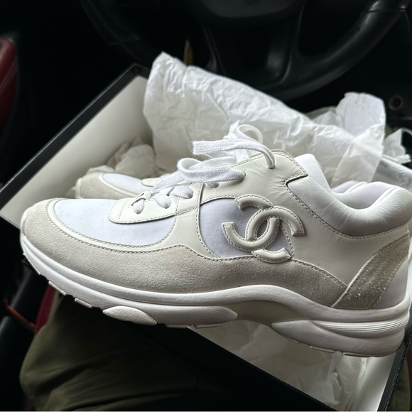 Worn twice you can still see where the sticker was .Size 41 unisex! Size 9 ! - Picture 6 of 7